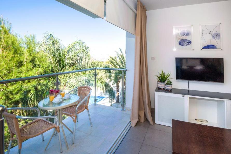 Lucile - Coralli Beachfront Apartment Paralimni Exterior photo