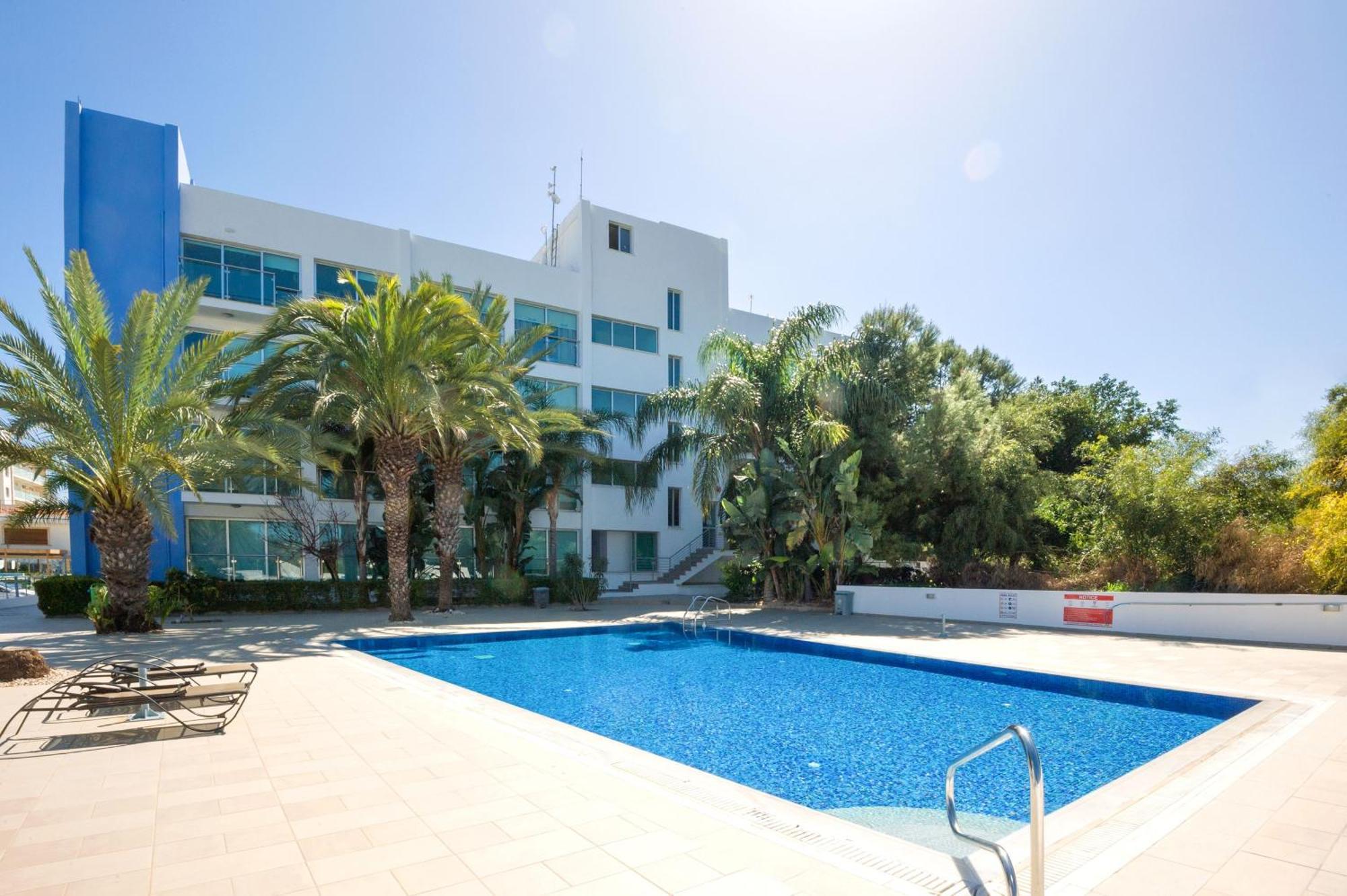 Lucile - Coralli Beachfront Apartment Paralimni Exterior photo